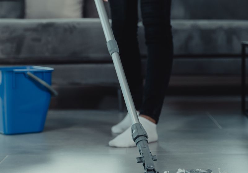 Sprzątanie biura w trakcie pracy